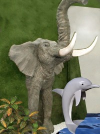 Tiernachbildungen - hier ein Elefant und ein Delfin