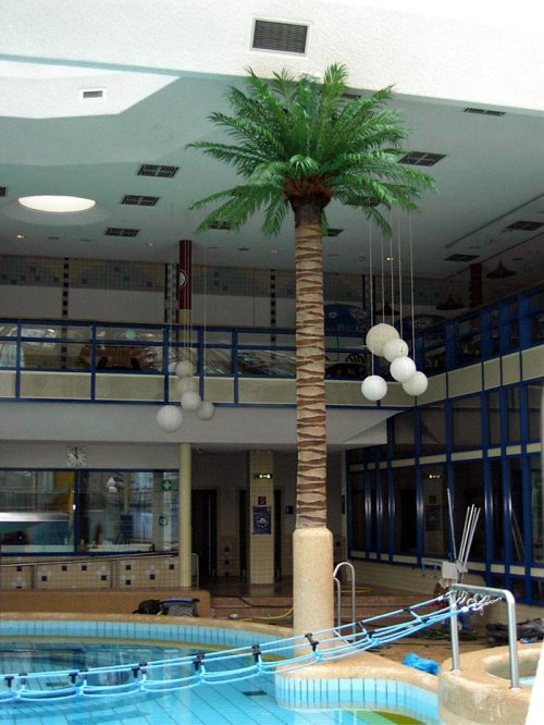 Stützpfeiler in einem Freizeitbad mit Verkleidung durch eine künstliche Palme