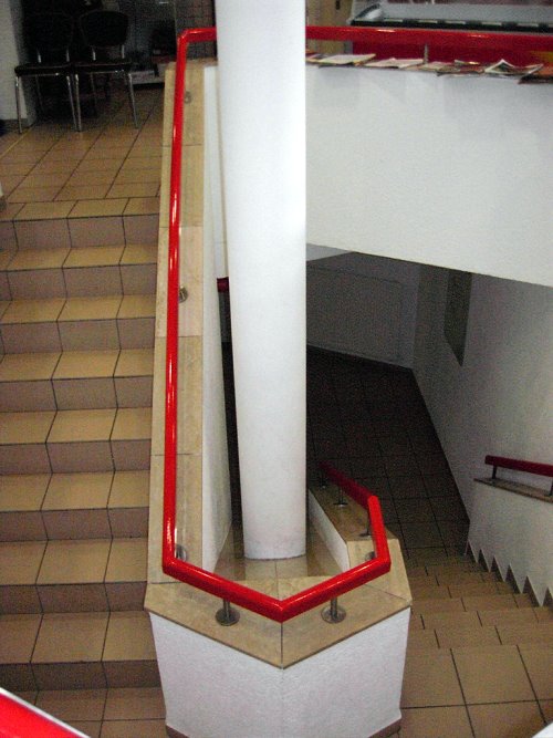 Treppenaufgang mit einem Pfeiler ohne die Verkleidung einer Kunstpalme